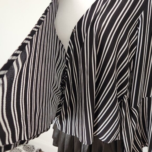 Striped Bell Sleeve Wrap Top Mediumβ Black White Boho Flowy Goth Chloe & Katie - Picture 7 of 13